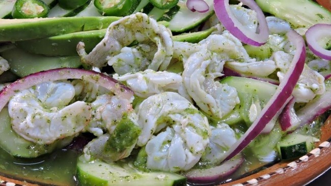 La receta de aguachile verde estilo Sinaloa servida en un plato hondo con tostadas al lado.