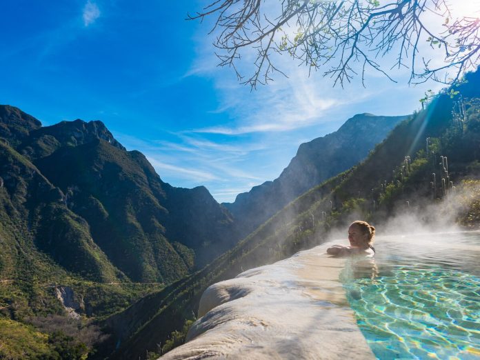 Las famosas pozas escalonadas en las Grutas de Tolantongo, un destino imperdible cerca de la CDMX.