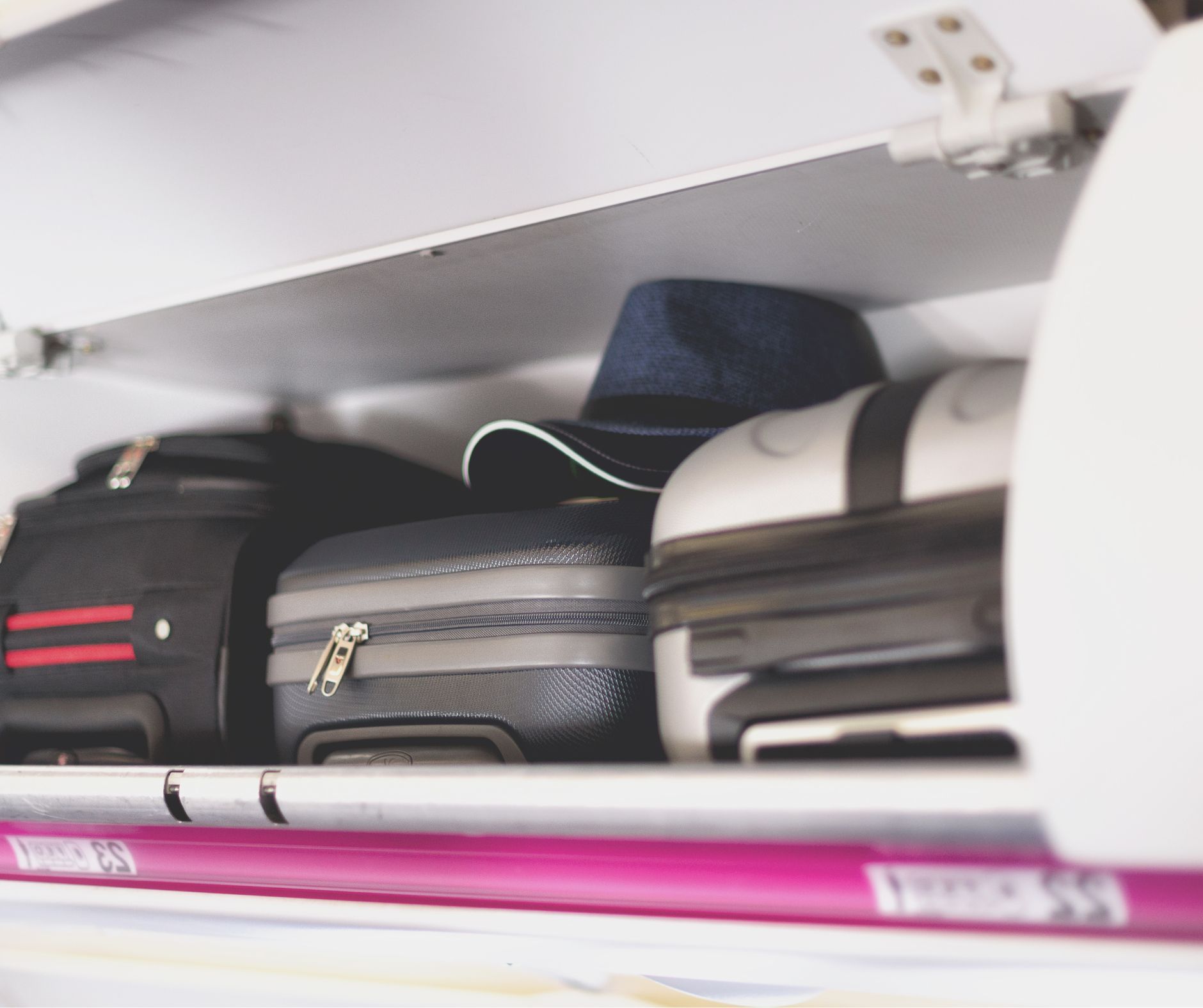 Maleta cerrada con correas de seguridad, simbolizando el empaque inteligente para líquidos en el avión.