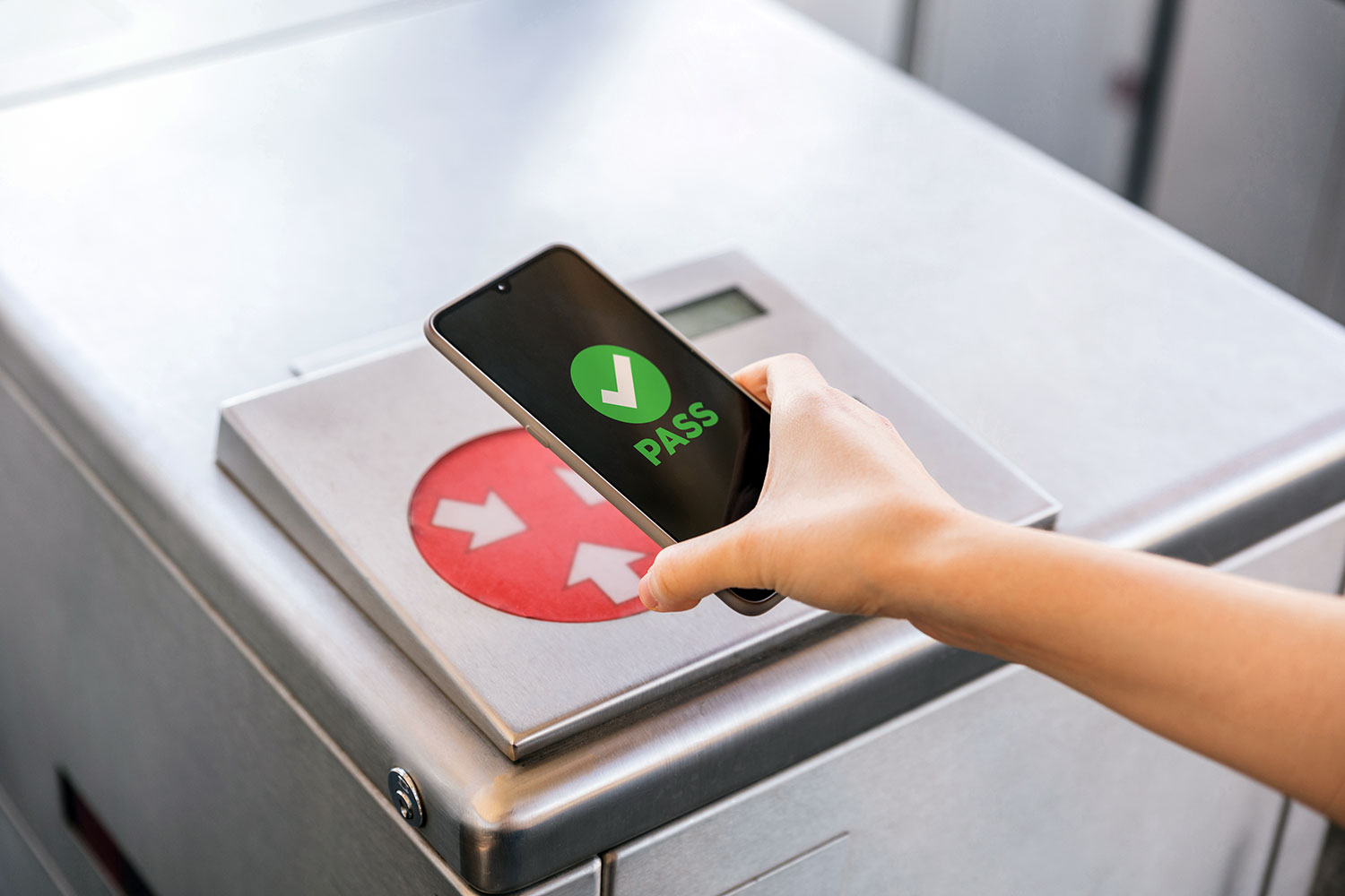 Mano acercando una tarjeta a la parte trasera de un smartphone, mostrando el funcionamiento de la tecnología NFC para recargar.