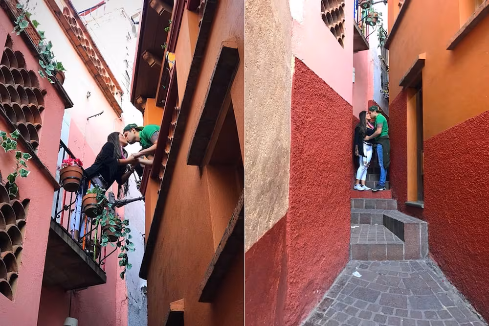 Pareja besándose en el tercer escalón rojo del Callejón del Beso, siguiendo el ritual.