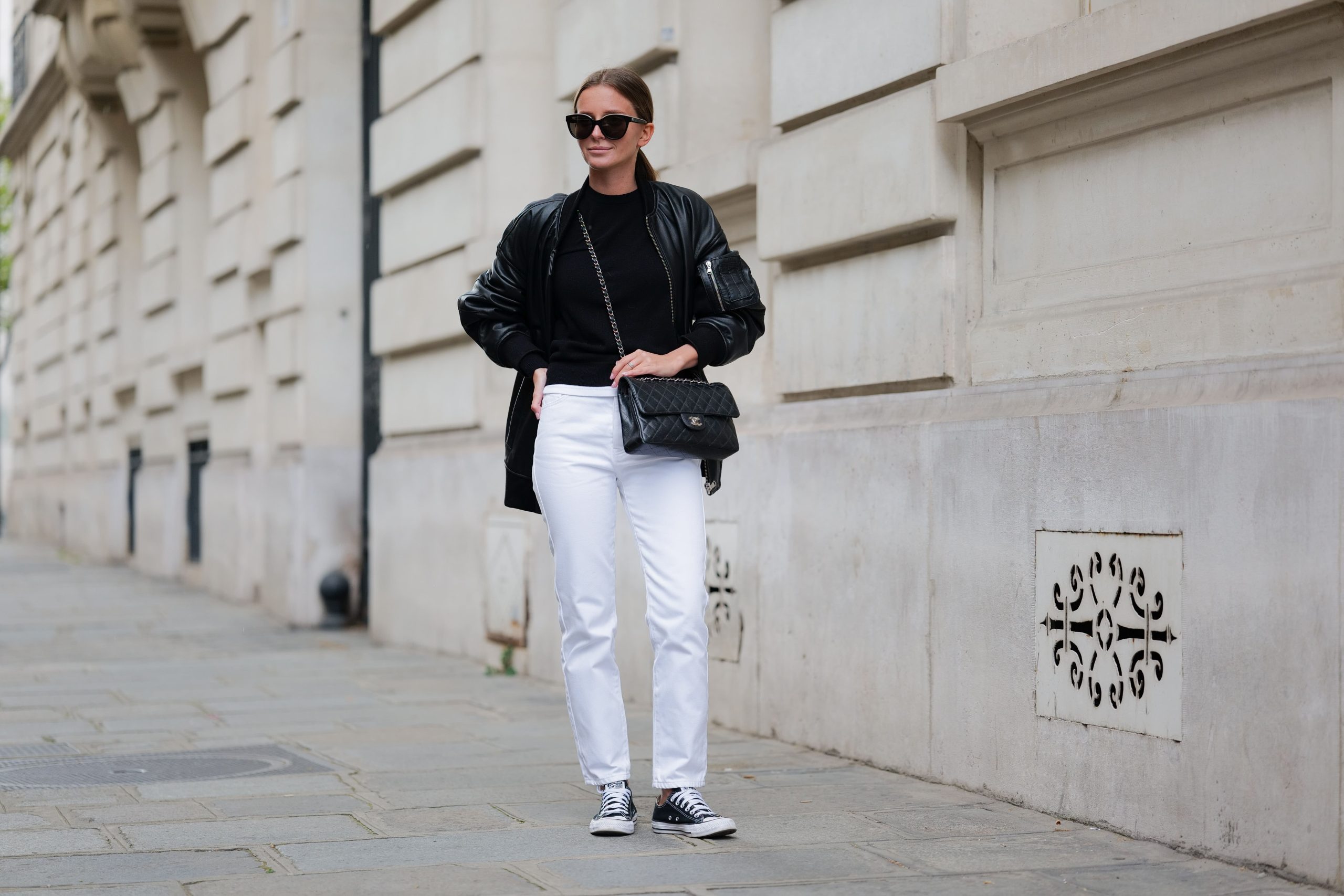 Persona con un estilo de moda 'aesthetic' en un entorno urbano, reflejando el Delulu Aesthetic.