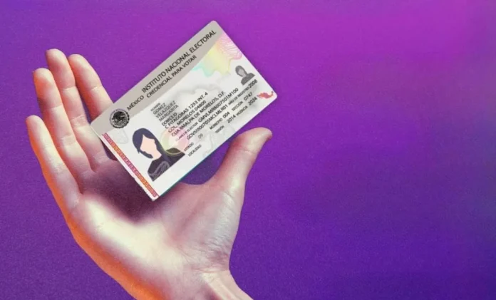 Persona realizando el proceso de cómo sacar cita en el INE por internet 2026 en una computadora.