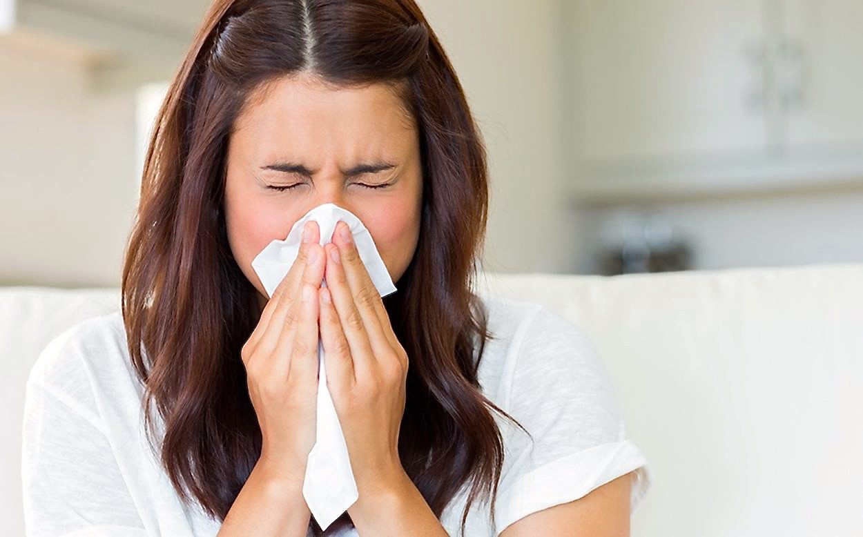 Persona respirando profundamente con la nariz despejada, sintiendo alivio de la congestión nasal.