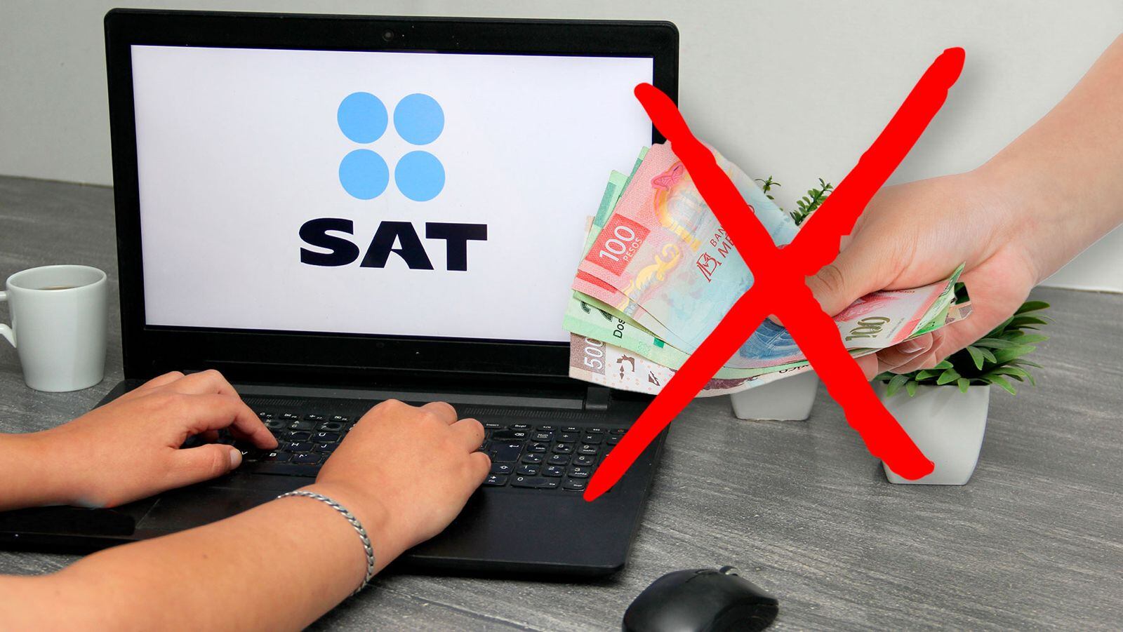 Persona usando una computadora para acceder al portal del SAT y generar su Constancia de Situación Fiscal 2026.