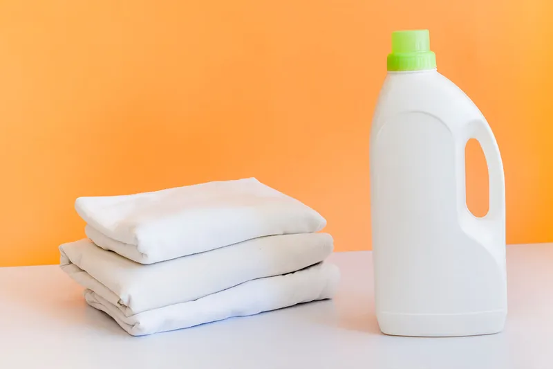 Ropa blanca y sábanas sin manchas amarillas, mostrando la efectividad del bicarbonato y vinagre para limpiar textiles.