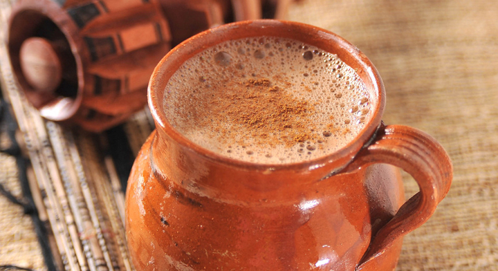 Taza de chocolate caliente espumoso, una de las bebidas para el frío más tradicionales de México.