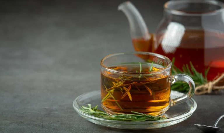 Taza humeante de té de abango, lista para ser consumida como remedio natural.