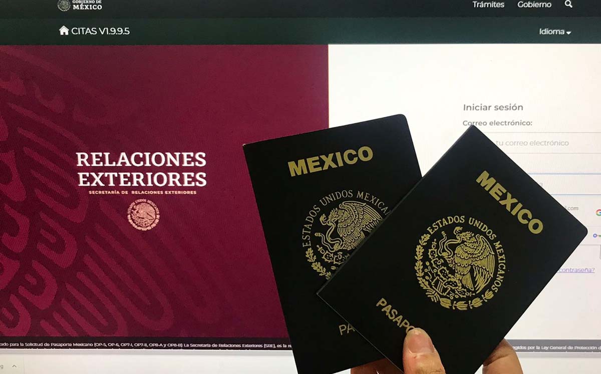 Un pasaporte mexicano abierto, listo para ser utilizado después de agendar la cita.