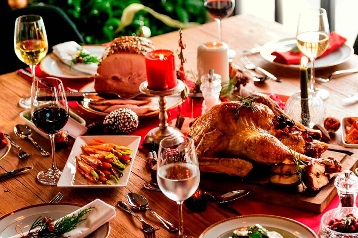 Un plato de pavo navideño junto a una copa de vino, mostrando un maridaje perfecto para Navidad.