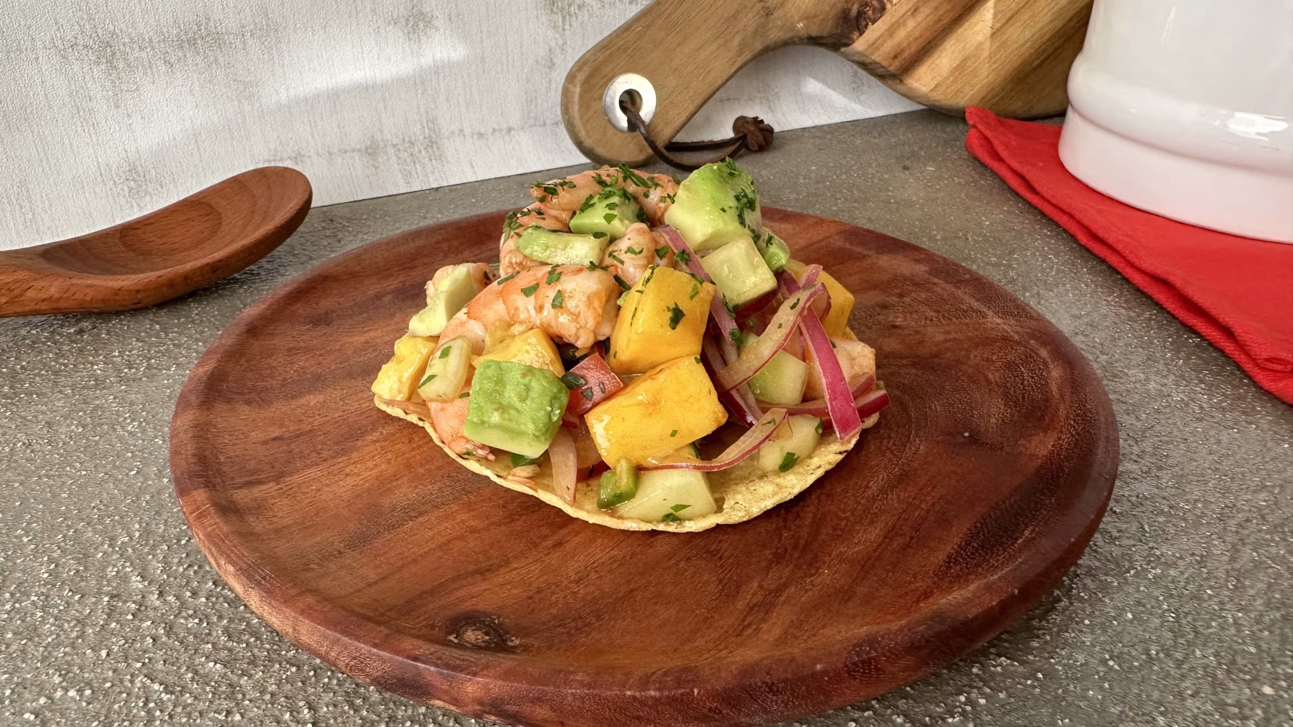 Una crujiente tostada servida con la receta de ceviche de mango, lista para disfrutar.