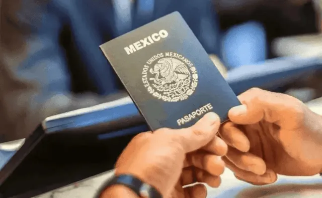 Una persona recibiendo su pasaporte mexicano en una oficina de la SRE.