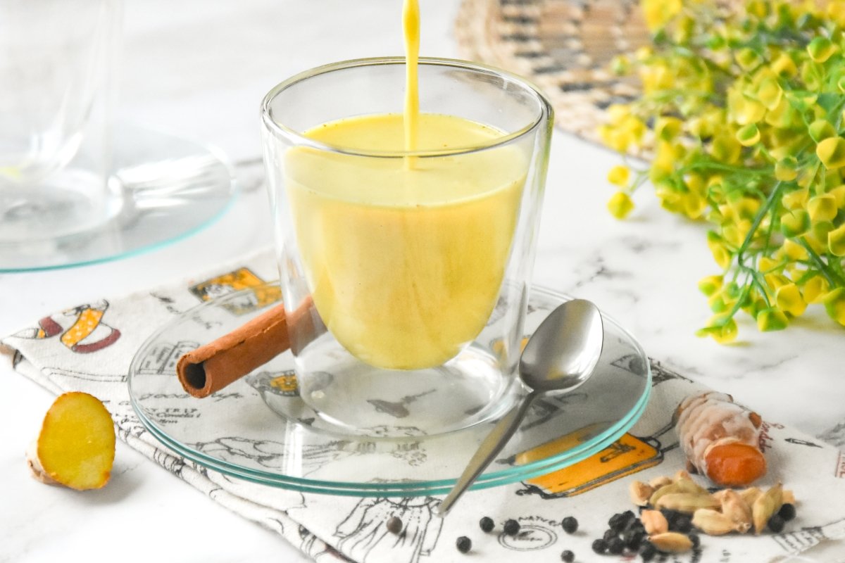 Una taza de Leche Dorada (Golden Milk), una de las bebidas para el frío más saludables y reconfortantes.