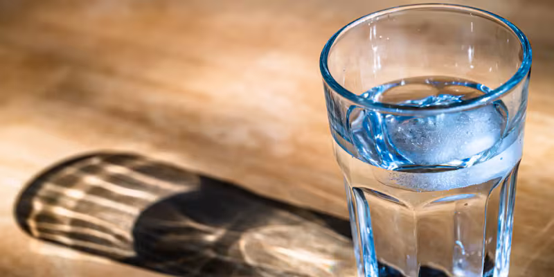 Vaso de agua debajo de la cama- significado, ritual y cómo limpia energías negativas