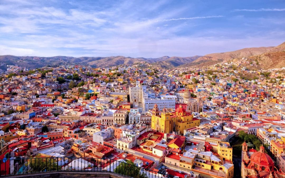 Vista panorámica de la colorida ciudad de Guanajuato, destacando su encanto colonial y los callejones.