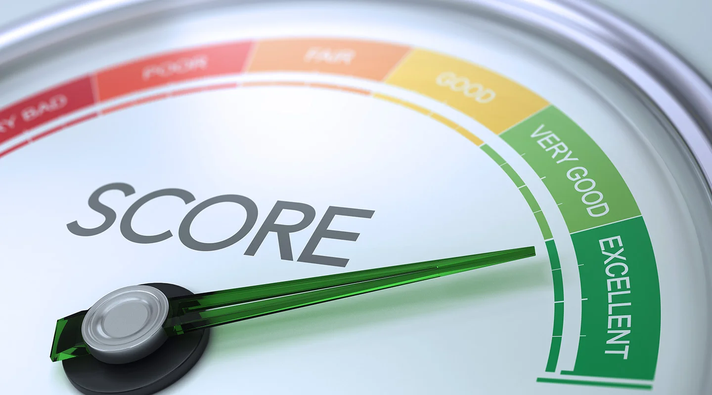 Un medidor de score crediticio mostrando una buena puntuación, resultado de un historial crediticio saludable.