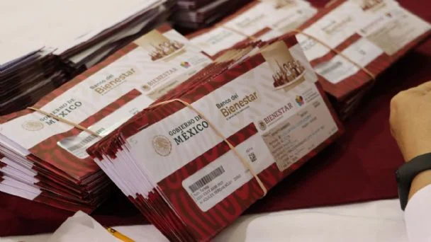 Adulto mayor recibiendo su nueva Tarjeta del Bienestar tras haberla reportado como perdida.