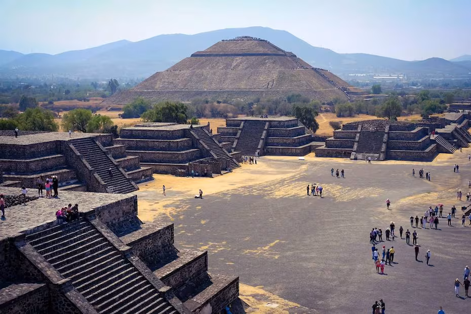 Autobús llegando a Teotihuacán, mostrando una opción económica para llegar al Equinoccio de Primavera Teotihuacán 2026.