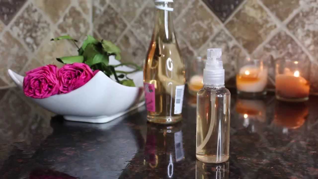 Botella de tónico facial casero, mostrando uno de los principales beneficios del agua de rosas.