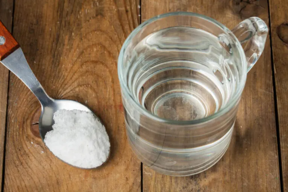 Gárgaras de Agua Salada Tibia
