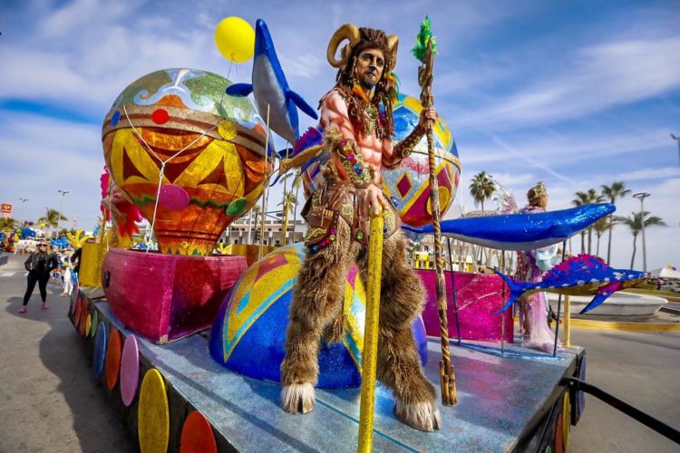 Carro alegórico colorido en el Carnaval de Mazatlán 2026, destacando la alegría y la música.