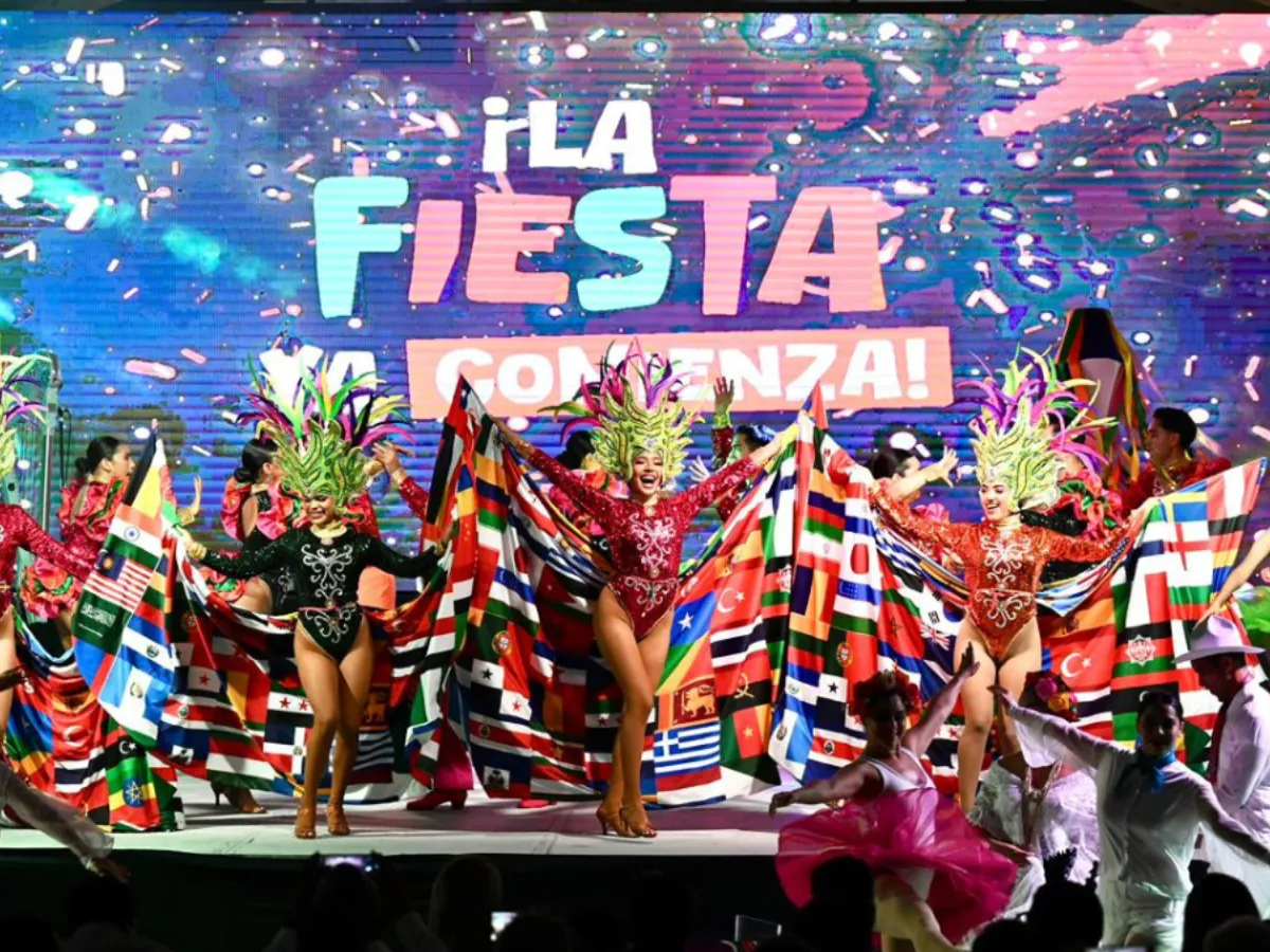 Carro alegórico lleno de color y gente celebrando en el Carnaval de Veracruz 2026.