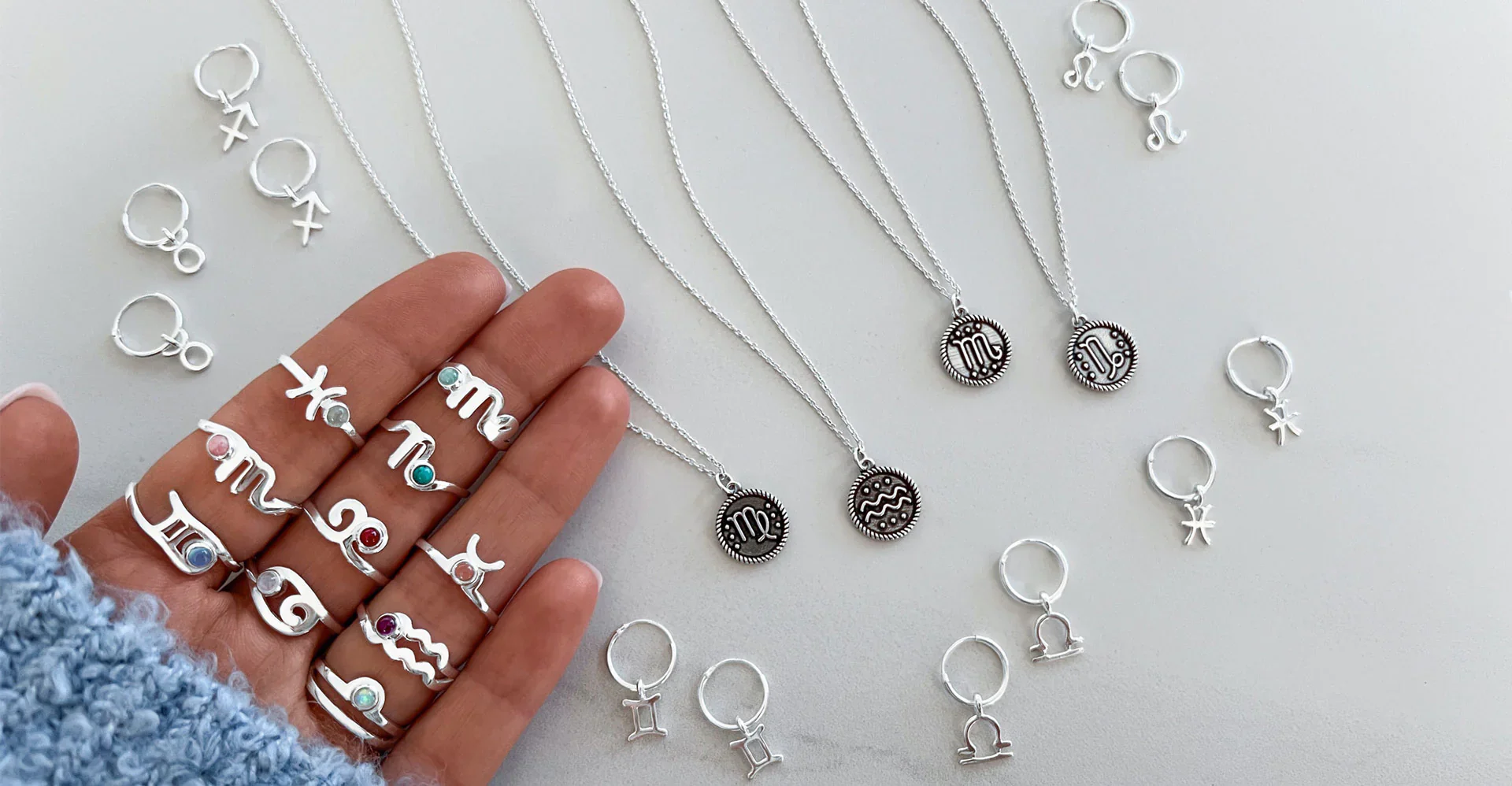 Colección de joyería con la piedra de cada signo zodiacal, como anillos y collares.