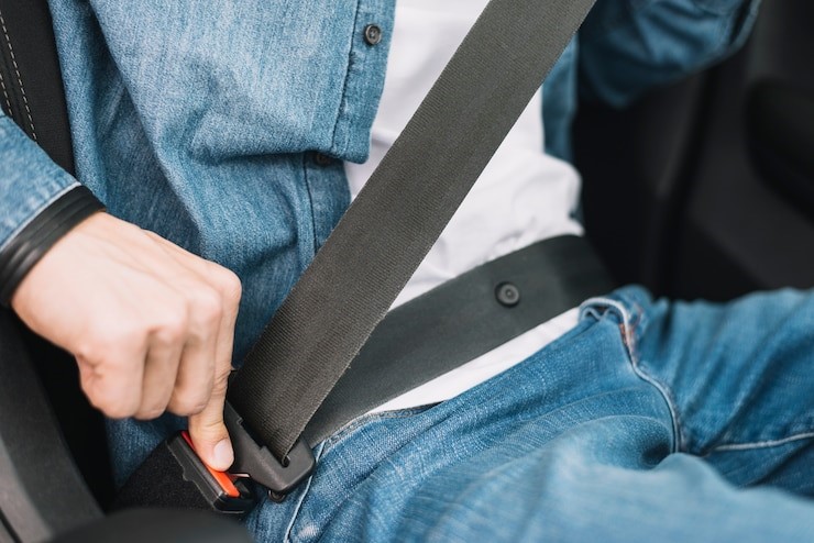 Conductor con cinturón de seguridad y manos al volante, simbolizando el manejo seguro y responsable en CDMX.