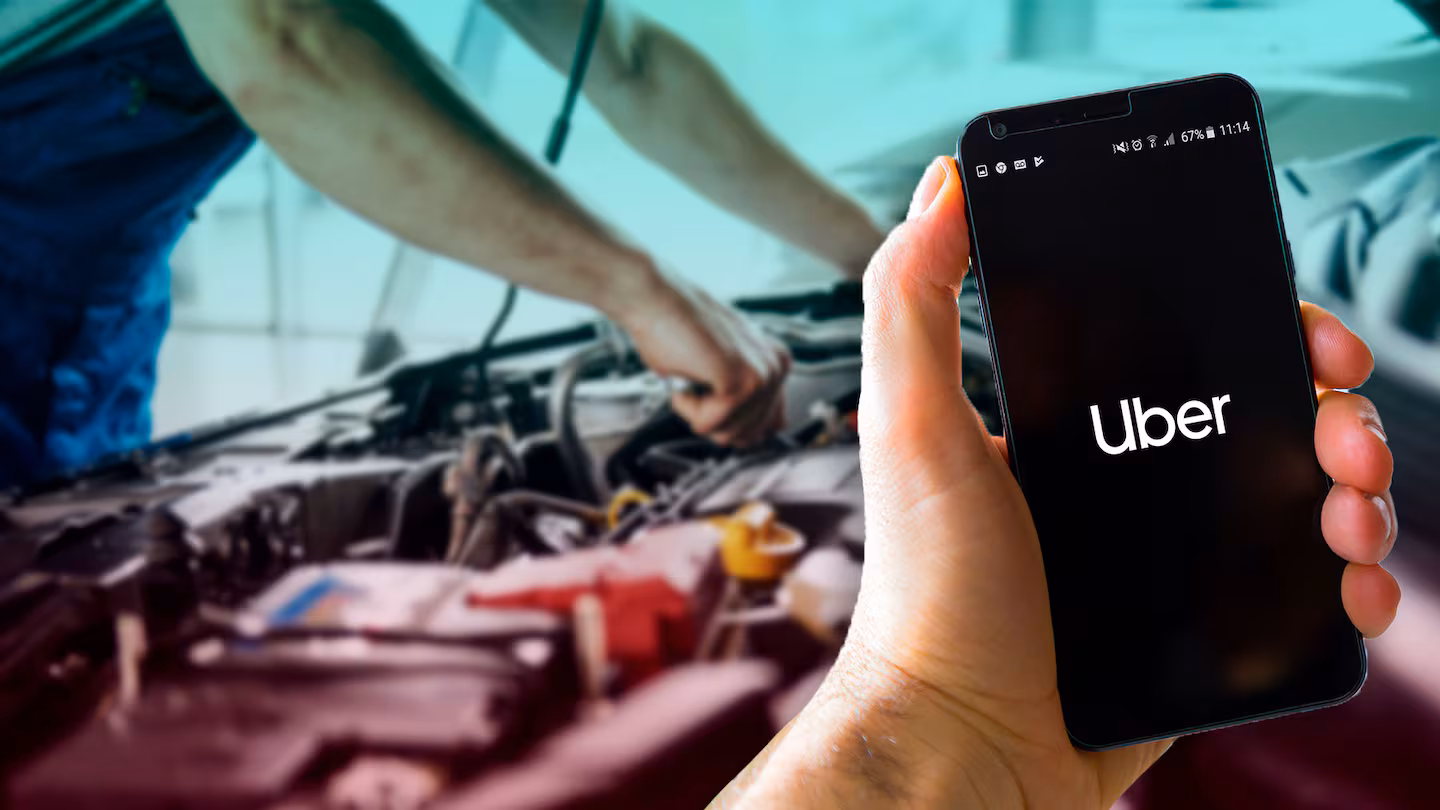 Conductor llenando el tanque de un auto eficiente para Uber, aplicando consejos de rentabilidad Uber DiDi México.