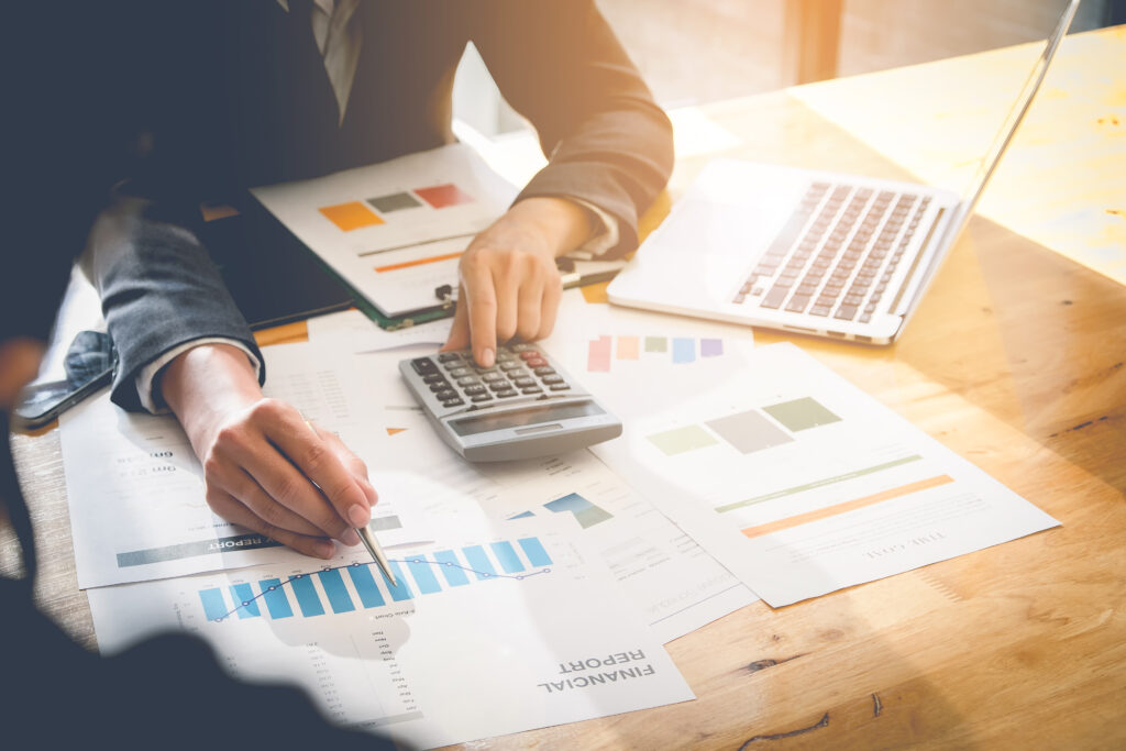 Contador brindando asesoría fiscal a un emprendedor, destacando la importancia del apoyo profesional en la declaración mensual RESICO.