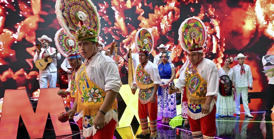 Desfile del Carnaval de Veracruz 2026 con carros alegóricos y artistas, como Yeri MUA.