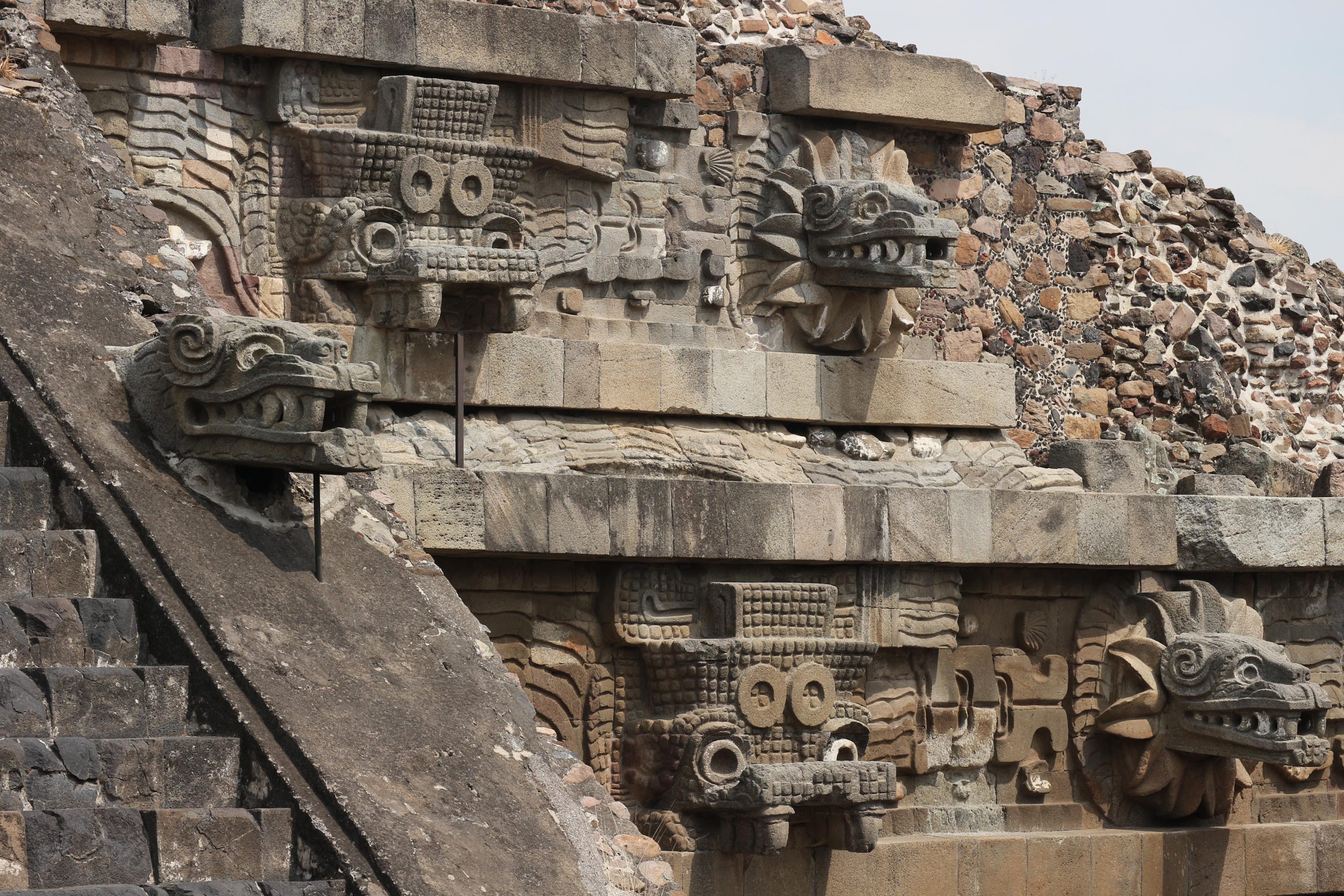 Detalle del Templo de Quetzalcóatl en Teotihuacán, mostrando la alineación solar durante el equinoccio.