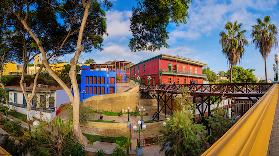 El Puente de los Suspiros en Barranco, Lima, un lugar icónico que evoca el espíritu de las canciones de Chabuca Granda.