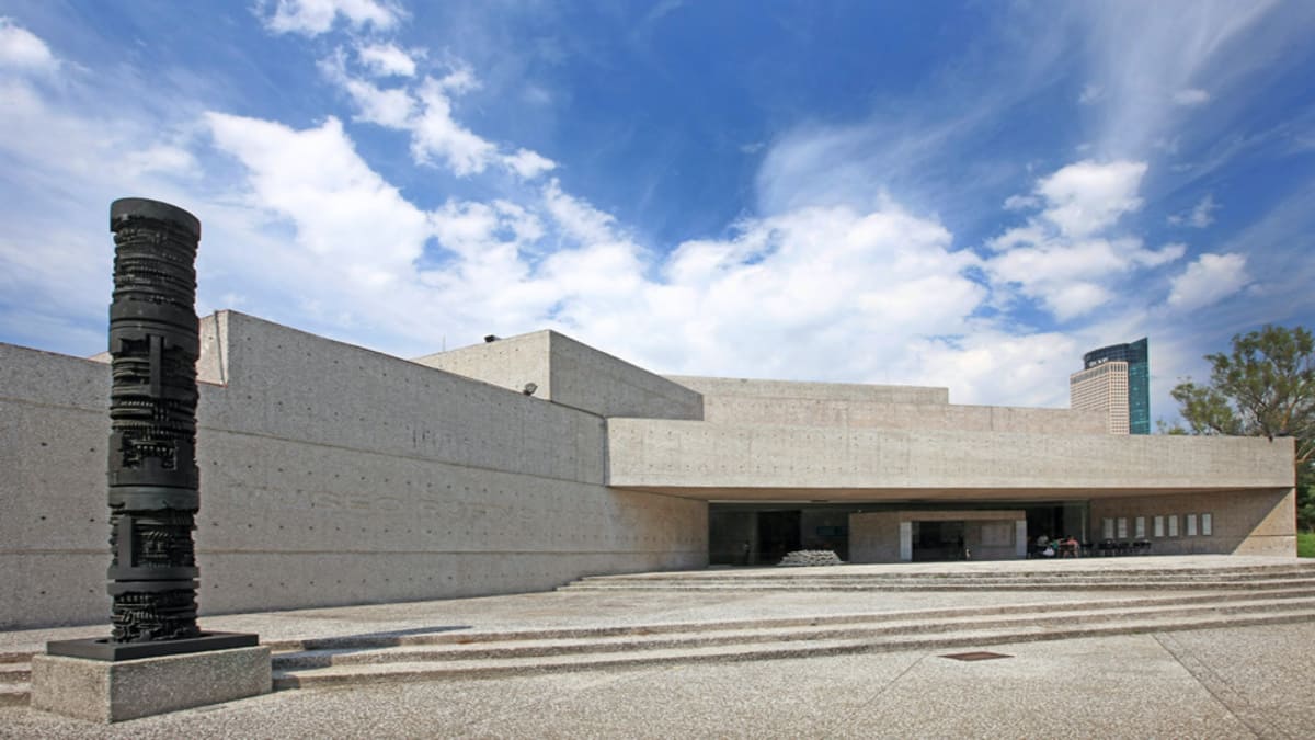 Fachada del Museo Tamayo y detalle de monedas mexicanas, representando las actividades culturales de la CDMX.