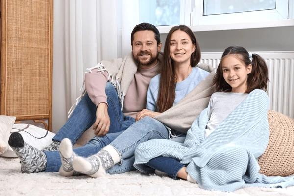 Familia disfrutando de un hogar confortable gracias a un calentador de agua adecuado.