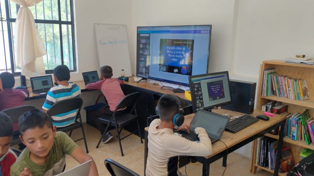 Grupo de profesores especializados en educación digital, parte del claustro de las Maestrías en Educación en Línea.