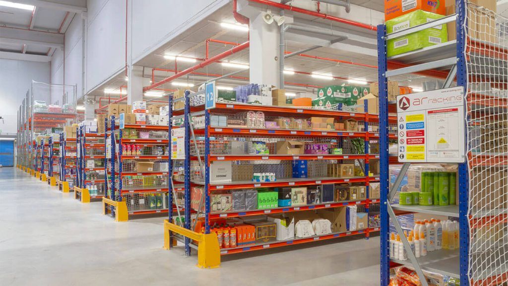 Interior de una Dark Store en CDMX organizando pedidos de farmacia y lifestyle para entrega inmediata.