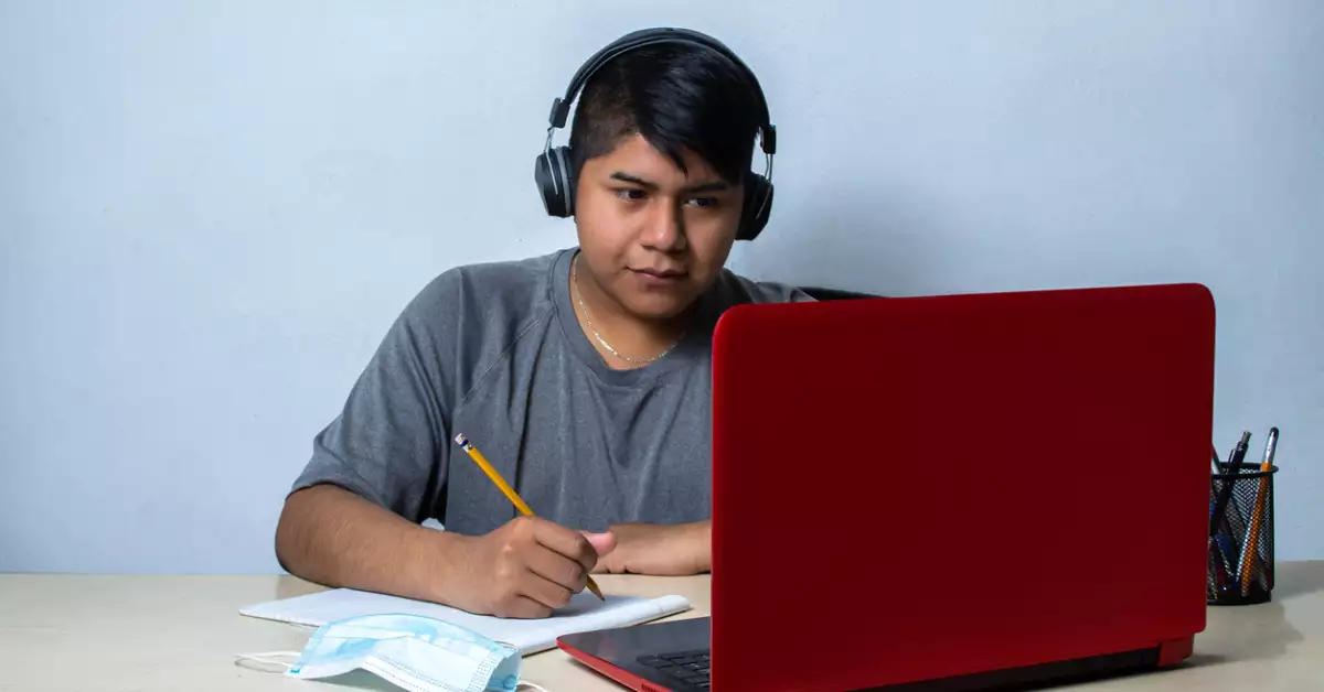Joven estudiando en una computadora, representando a los aspirantes de la Prepa en Línea SEP convocatoria 2026.