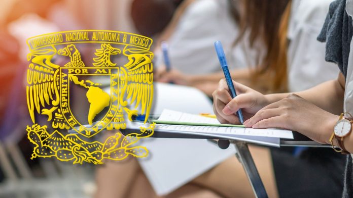 Joven preparando documentos para la Convocatoria UNAM 2026, con requisitos clave en mente.