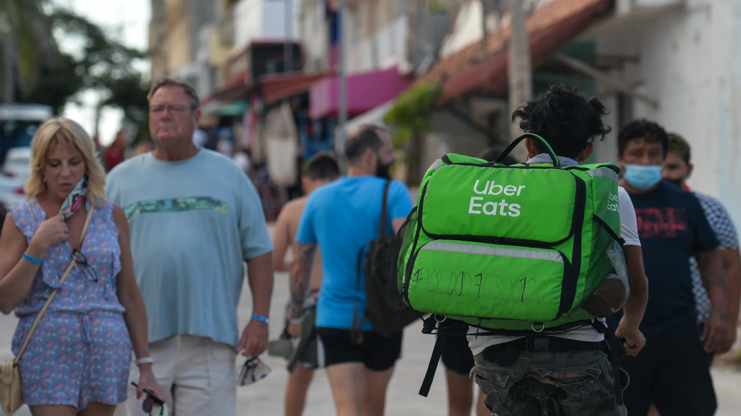 La carrera contra el tiempo- El auge del delivery de dispositivos electrónicos de nicho en la Ciudad de México