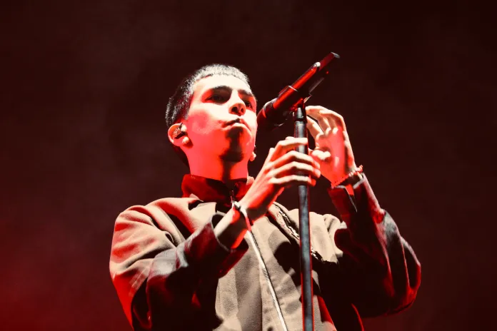 Milo J en el escenario durante un concierto, como parte de su gira mundial 2026.