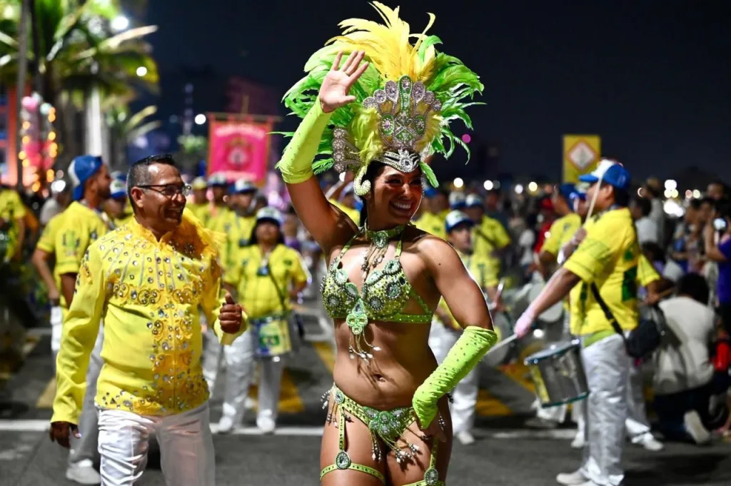 Montaje con imágenes de Carlos Rivera, Christian Nodal y Mon Laferte, artistas confirmados del Carnaval de Veracruz 2026.