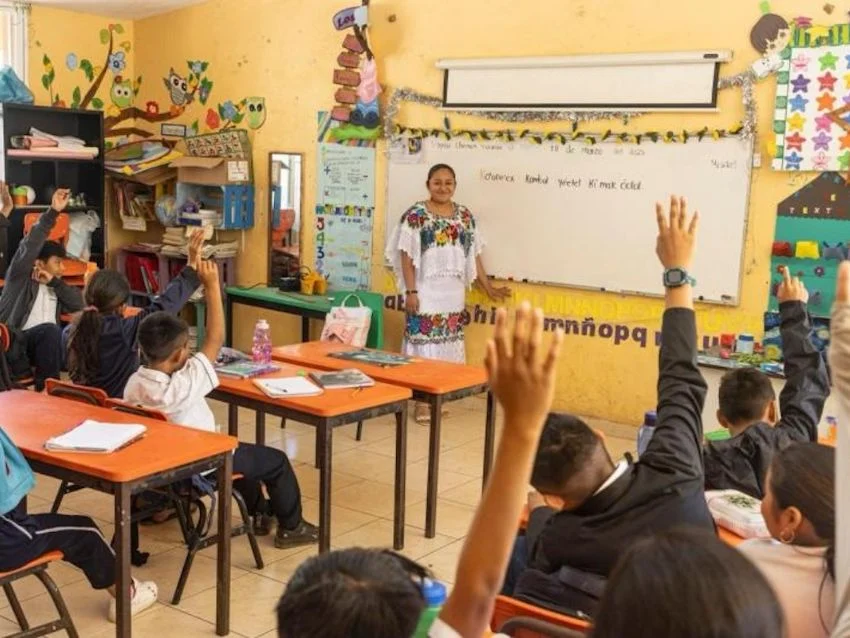 Niños y jóvenes en un entorno escolar, listos para el proceso de preinscripciones SEP 2026-2027.