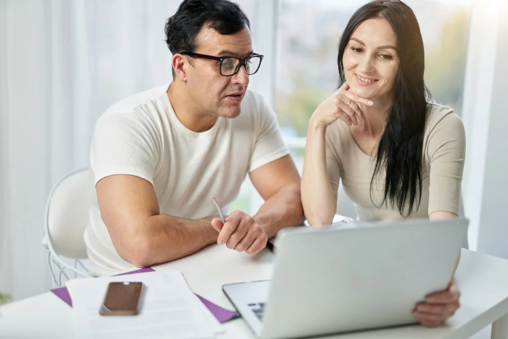 Pareja revisando su reporte de Buró de Crédito y planificando sus finanzas para el futuro.