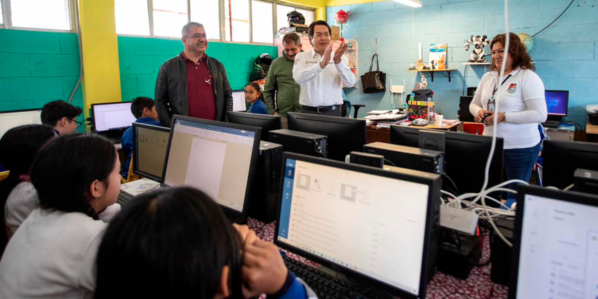 Persona estudiando en un aula virtual con flexibilidad, mostrando los beneficios de la Prepa en Línea SEP convocatoria 2026.