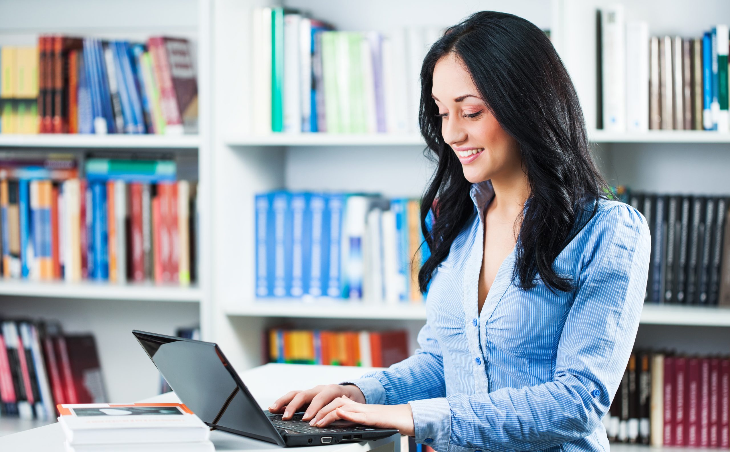 Persona estudiando en una laptop, simbolizando las Maestrías en Educación en Línea como oportunidad de crecimiento.