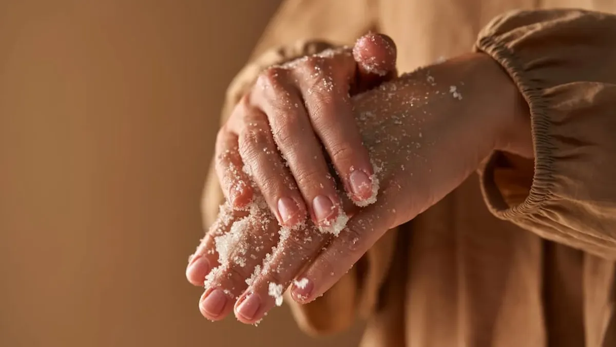 Persona lavándose las manos con agua y sal, un ritual para alejar la envidia en los rituales de marzo 2026.