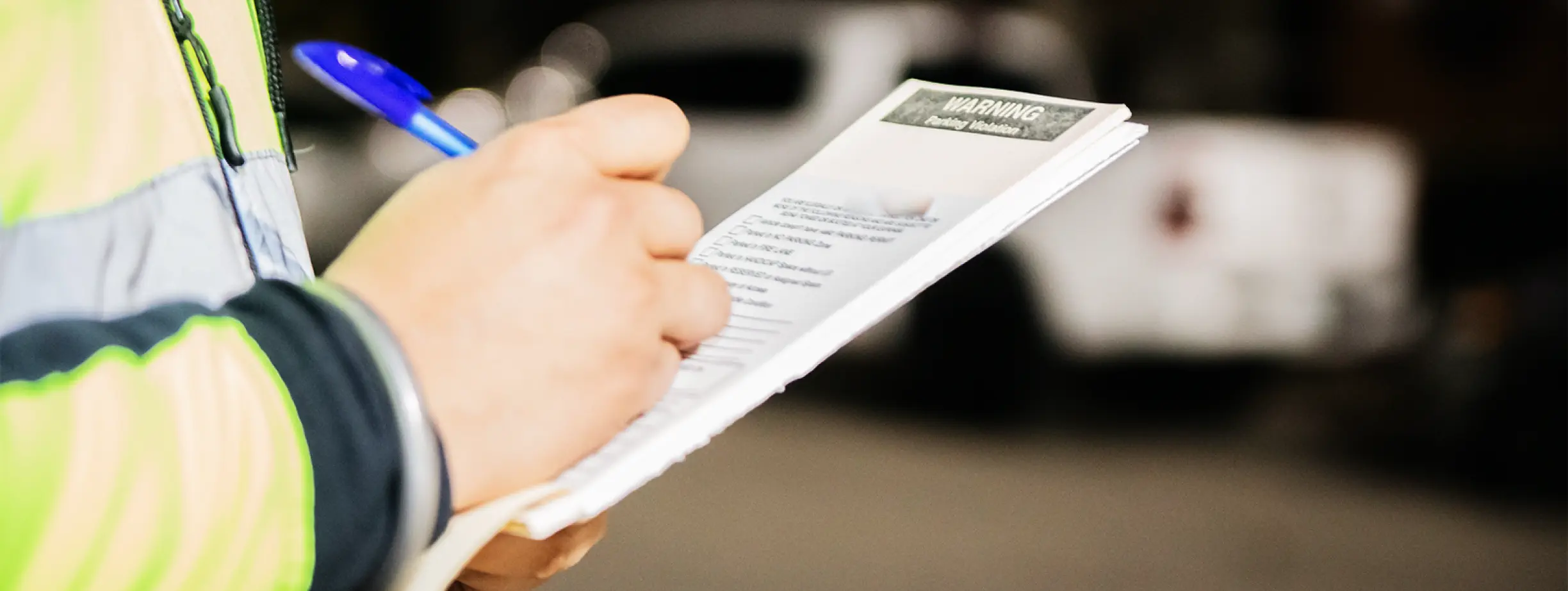 Persona realizando un pago en línea, mostrando cómo saldar la multa por no verificar en 2026.