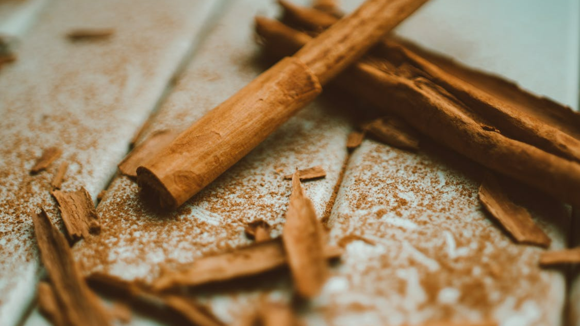 Persona soplando canela en la puerta de una casa, un ritual para atraer abundancia en marzo de 2026.