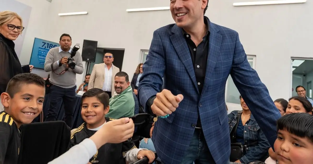 Personas de diversa representación, mostrando el apoyo psicológico gratuito para diferentes comunidades en México.
